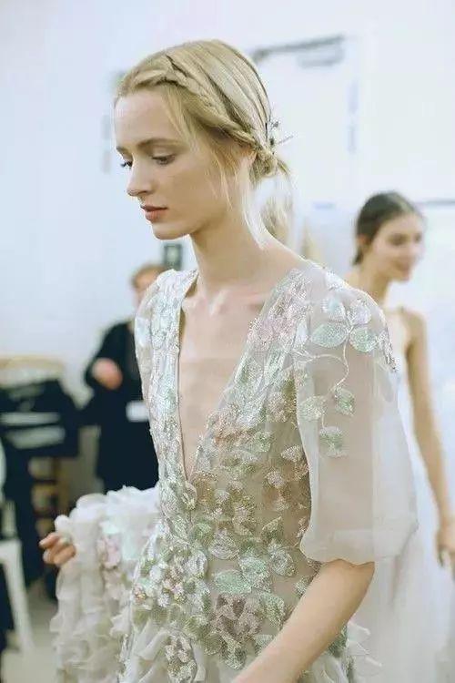 野犬撕碎了那女孩的白婚纱,野犬撕咬下的悲剧瞬间